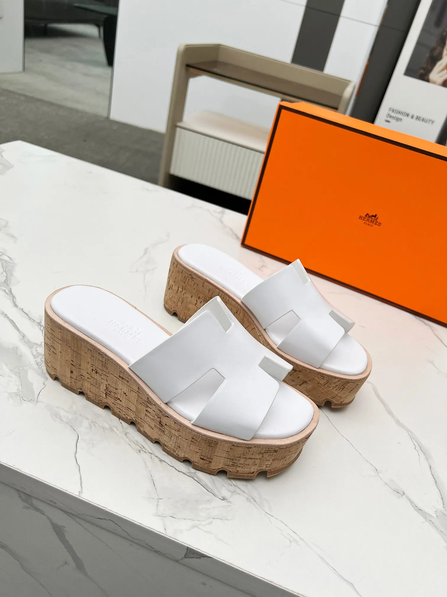 👟👟Ex-factory price 400👟👟 Hermès, upgraded version and workmanship materials. Hermes®🔴The highest version of handmade shoes on the market✨✨ Top product Hermès platform shoes🐎——————————The new model in early spring is the same as the original version, handmade by masters! ❥High-end customization, exclusive products, the highest version in the industry⚠❥Using: Hermers upper: Italian imported cowhide + sheepskin lining (pursuing top walking comfort) ✨～～〰〰〰〰❥ Packing: full set of original packaging━━━━Hermes━━━━━ size: 35-41 (42) customized and non-returnable)